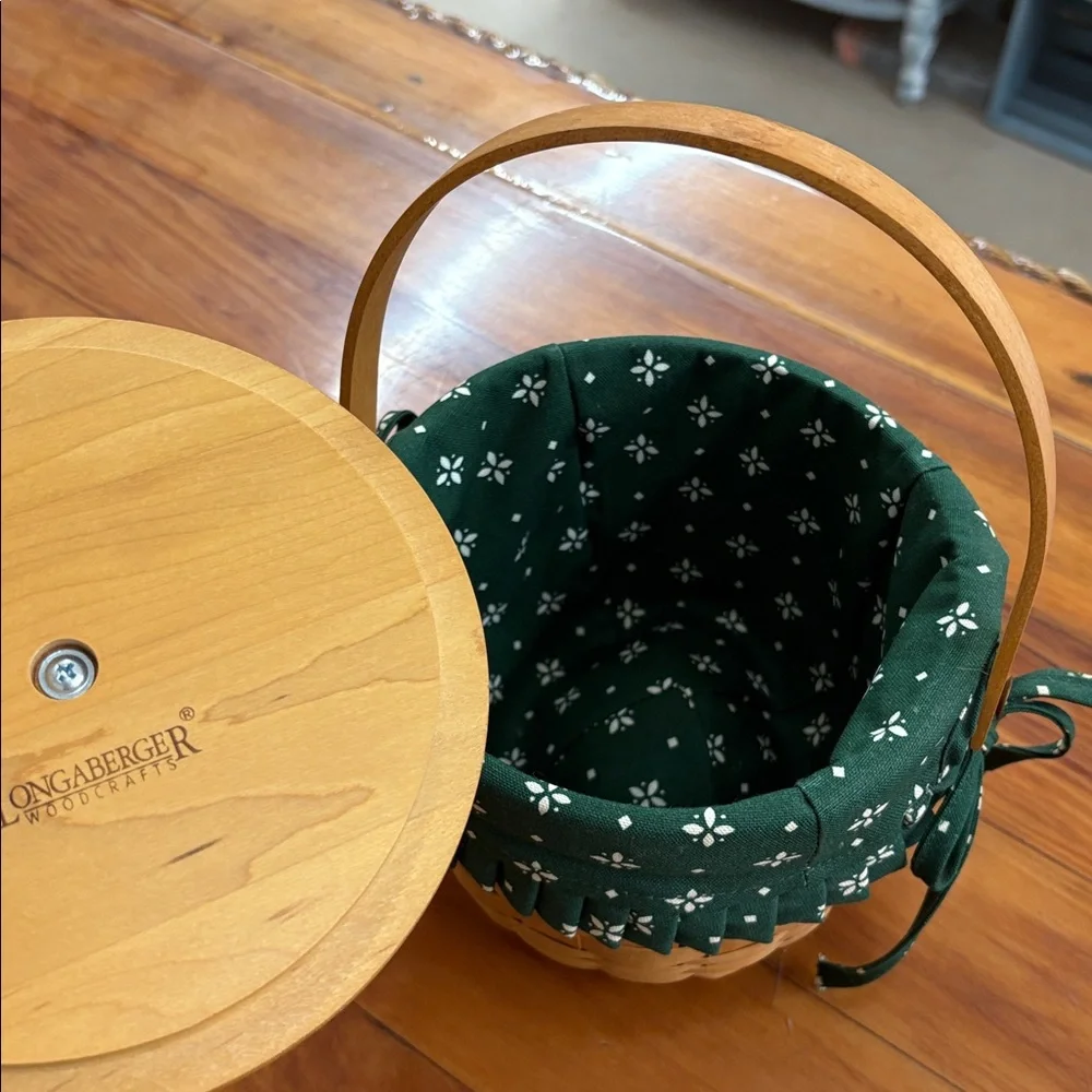 2002 Longaberger Fruit Basket with Lid and Liner